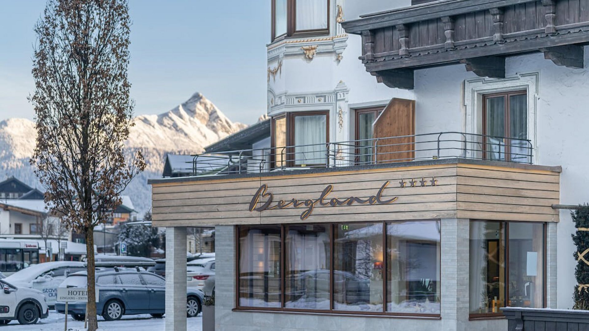 Hotel Bergland mit schneebedeckten Bergen im Hintergrund
