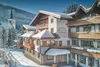 Sammelanfragen © Hotel Hanneshof GmbH Schnee bedeckte Berghütte neben einer Kirche im Winter