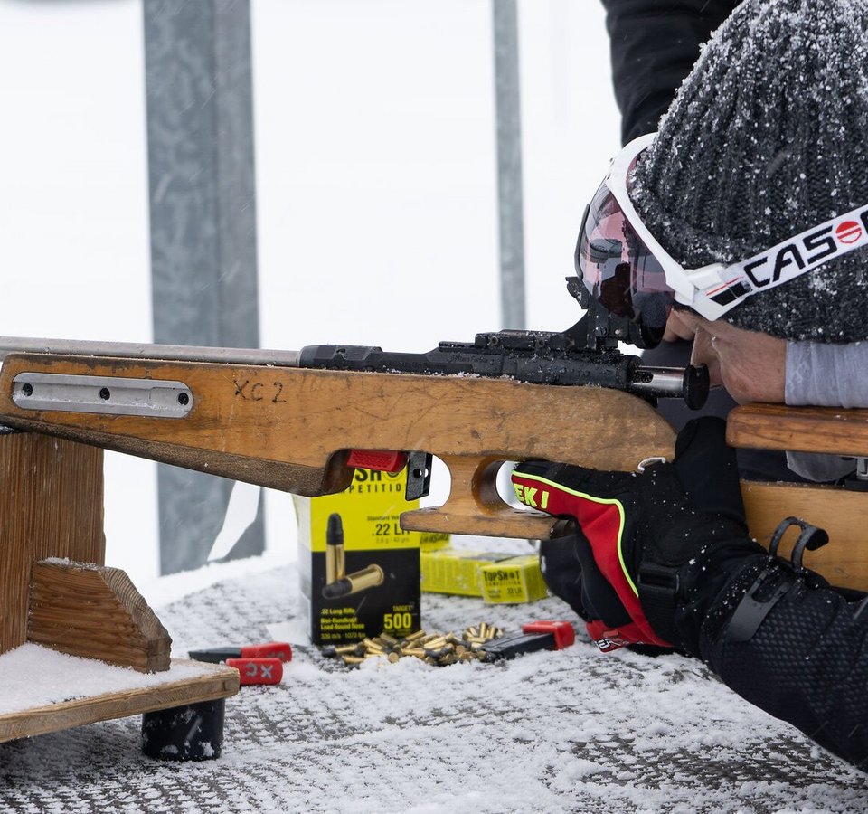 Hobby-Biathlon in Seefeld
© Region Seefeld Person im Schnee zielt mit Gewehr auf einem Holztisch in liegender Position
