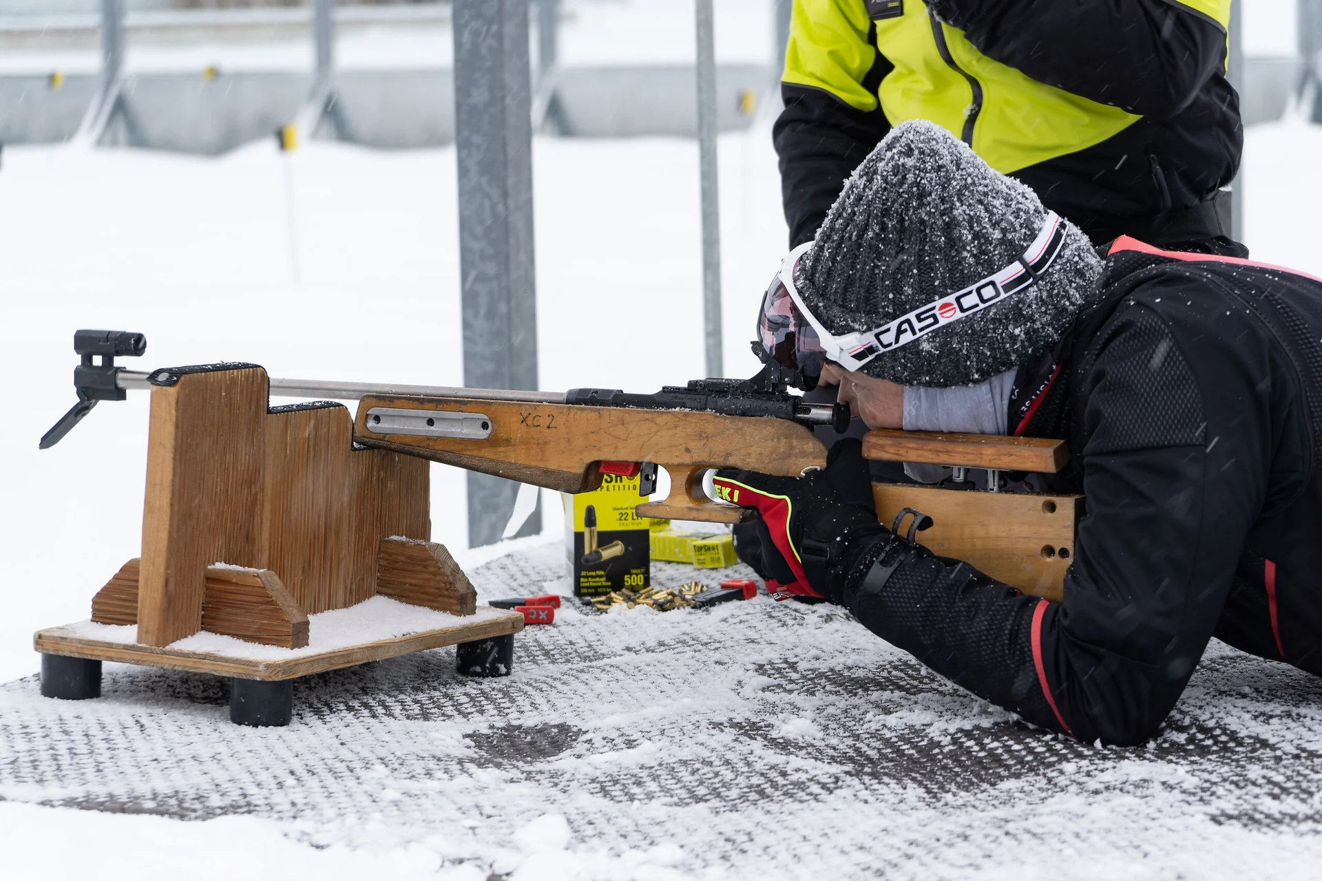 Langlauf Urlaub © Region Seefeld Person im Schnee zielt mit Gewehr auf einem Holztisch in liegender Position