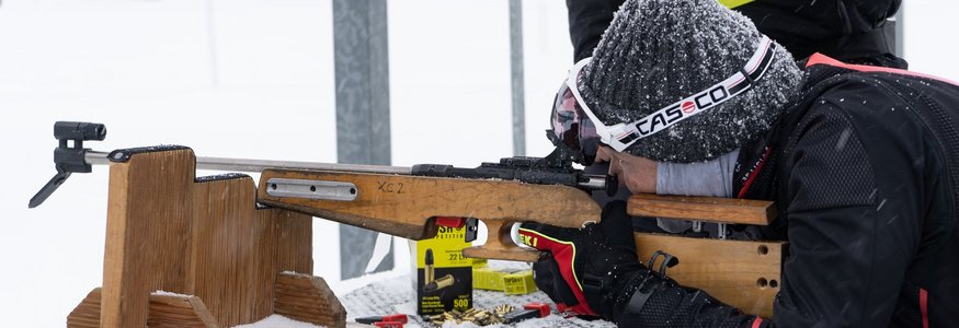 How to Hobbybiathlon
© Region Seefeld Person im Schnee zielt mit Gewehr auf einem Holztisch in liegender Position