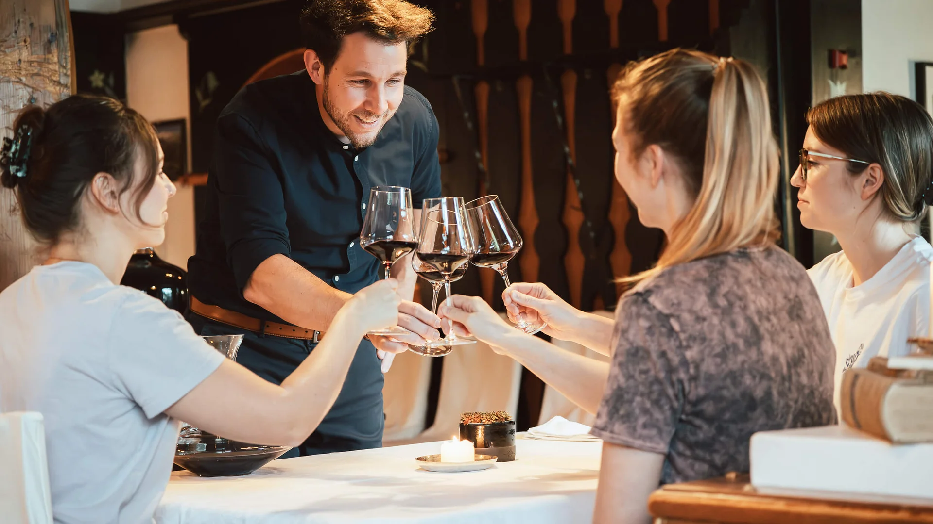 Hotel Kogler **** © Armin Ribis Vier Personen stoßen in einem Restaurant mit Weingläsern an