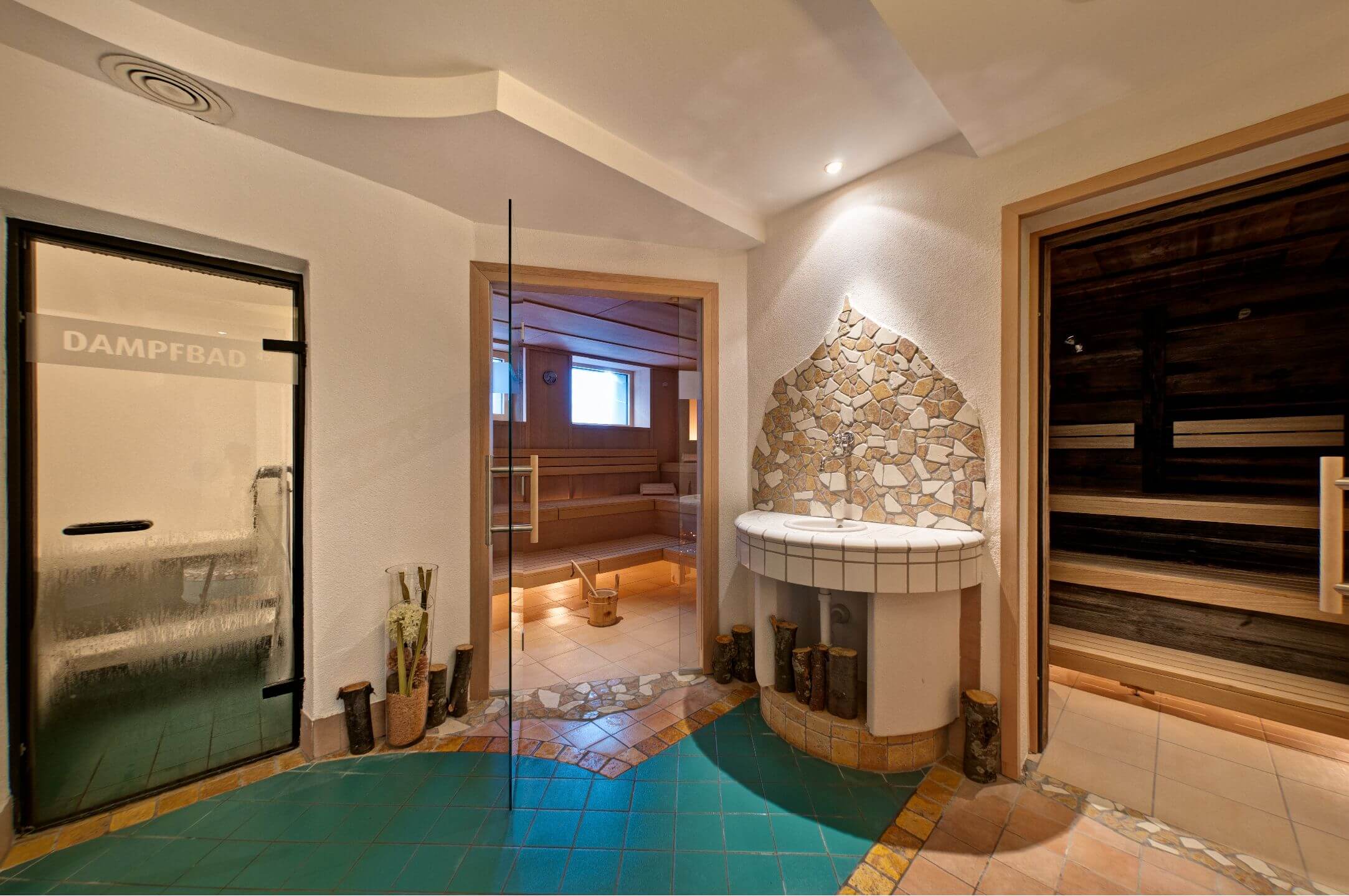 Langlaufen & Wellness © Hotel Toni - Familie Walter KG Eingang zu Dampfsauna, Dampfbad und Holzsauna in Spa-Bereich