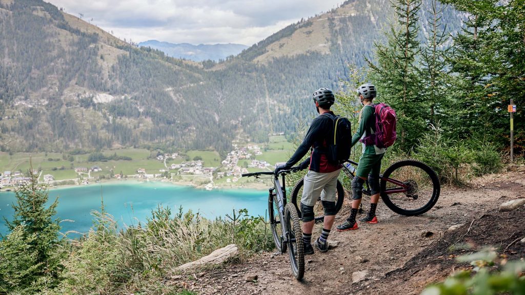 Mountainbiken mit dem Blick auf den Weissensee © Mountain Bike Holidays / Tobias Köhler